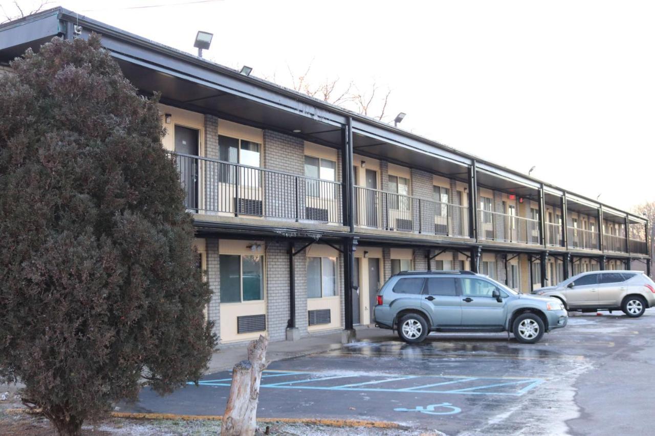 Travelodge By Wyndham Livonia Canton Novi Detroit Area Kültér fotó